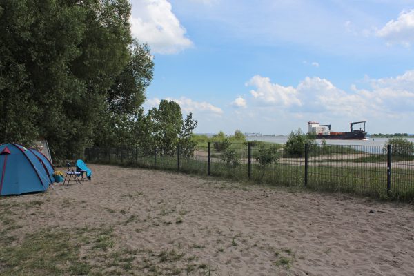ElbeCamp | Naturnaher Campingplatz direkt am Elbestrand in Hamburg